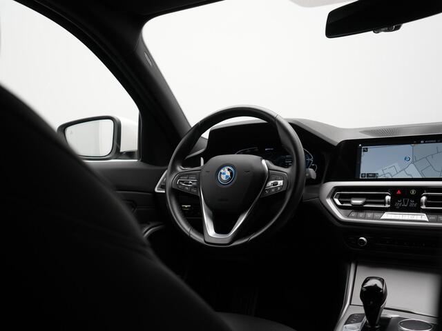 BMW 3-SERIE Touring 330e Sportline PHEV 293pk | Trekhaak Af Fabriek | Adaptive Cruise | Head Up | 360 Camera | Lederen Sportstoelen Verwarmd | BLIS | Apple Carplay | Navigatie | DAB | Plug In Hybrid |