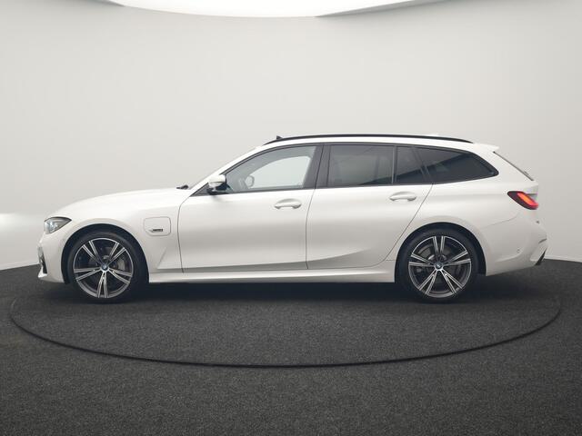 BMW 3-SERIE Touring 330e M Sport PHEV 293pk Dealer O.H. | Panodak | Laser LED | Head Up | Adaptief Onderstel | Camera | Lederen Sportstoelen & Stuur Verwarmd | Sfeerverlichting | Keyless | BLIS | Apple Carplay | Virtual | Navigatie | DAB | Plug In Hybrid |