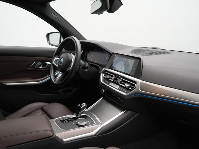 BMW 3-SERIE Touring 330e M Sport PHEV 293pk Dealer O.H. | Panodak | Laser LED | Head Up | Adaptief Onderstel | Camera | Lederen Sportstoelen & Stuur Verwarmd | Sfeerverlichting | Keyless | BLIS | Apple Carplay | Virtual | Navigatie | DAB | Plug In Hybrid |