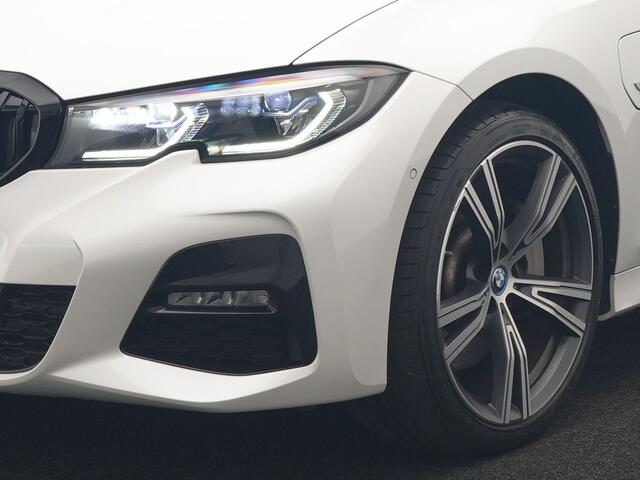 BMW 3-SERIE Touring 330e M Sport PHEV 293pk Dealer O.H. | Panodak | Laser LED | Head Up | Adaptief Onderstel | Camera | Lederen Sportstoelen & Stuur Verwarmd | Sfeerverlichting | Keyless | BLIS | Apple Carplay | Virtual | Navigatie | DAB | Plug In Hybrid |