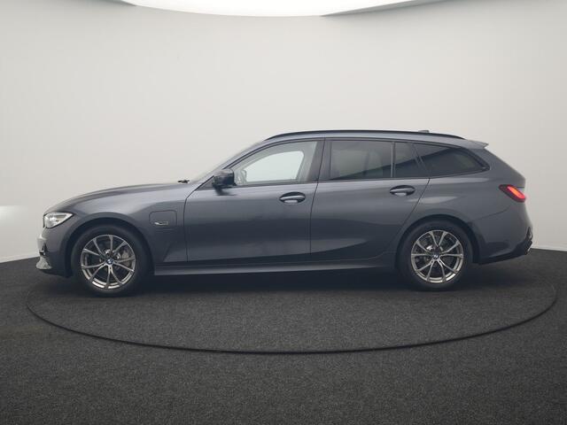 BMW 3-SERIE Touring 330e Sportline PHEV 293pk Dealer O.H | Trekhaak Af Fabriek | Camera | Cruise Control | Lederen Sportstoelen Verwarmd | Apple Carplay | Virtual | Navigatie | Sfeerverlichting | DAB | 17"L.M |