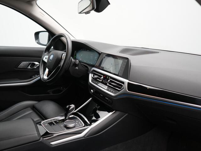 BMW 3-SERIE Touring 330e Sportline PHEV 293pk Dealer O.H | Trekhaak Af Fabriek | Camera | Cruise Control | Lederen Sportstoelen Verwarmd | Apple Carplay | Virtual | Navigatie | Sfeerverlichting | DAB | 17"L.M |