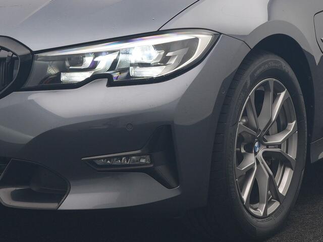BMW 3-SERIE Touring 330e Sportline PHEV 293pk Dealer O.H | Trekhaak Af Fabriek | Camera | Cruise Control | Lederen Sportstoelen Verwarmd | Apple Carplay | Virtual | Navigatie | Sfeerverlichting | DAB | 17"L.M |