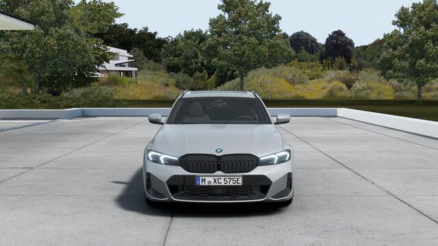 BMW 3-SERIE Touring 330e M Sport Automaat / Panoramadak / Trekhaak / Sportstoelen / Active Cruise Control / Adaptieve LED / Parking Assistant Plus / Stuurverwarming
