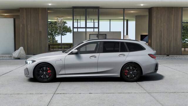 BMW 3-SERIE Touring 330e M Sport Automaat / Panoramadak / Trekhaak / Sportstoelen / Active Cruise Control / Adaptieve LED / Parking Assistant Plus / Stuurverwarming
