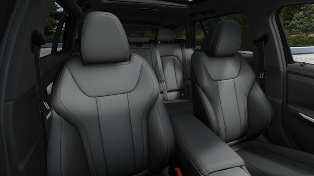BMW 3-SERIE Touring 330e M Sport Automaat / Panoramadak / Trekhaak / Sportstoelen / Active Cruise Control / Adaptieve LED / Parking Assistant Plus / Stuurverwarming