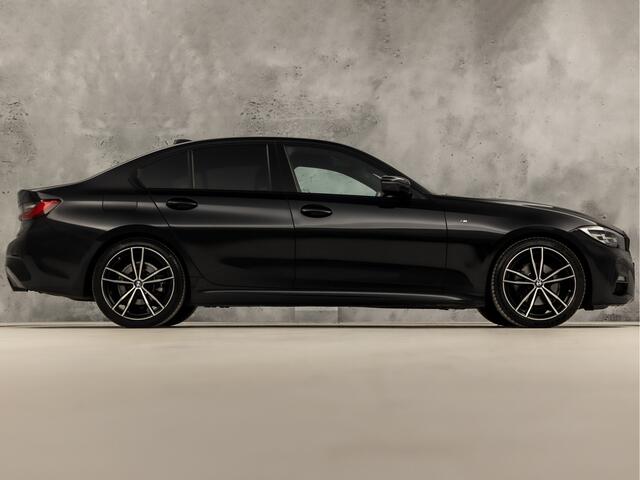 BMW 3-SERIE 320i M Sport 184Pk Automaat (APPLE CARPLAY, M PAKKET, LEDER/ALCANTARA, STOELVERWARMING, SPORTSTOELEN, GETINT GLAS, SFEERVERLICHTING, FLIPPERS, NIEUWE APK, NIEUWSTAAT)