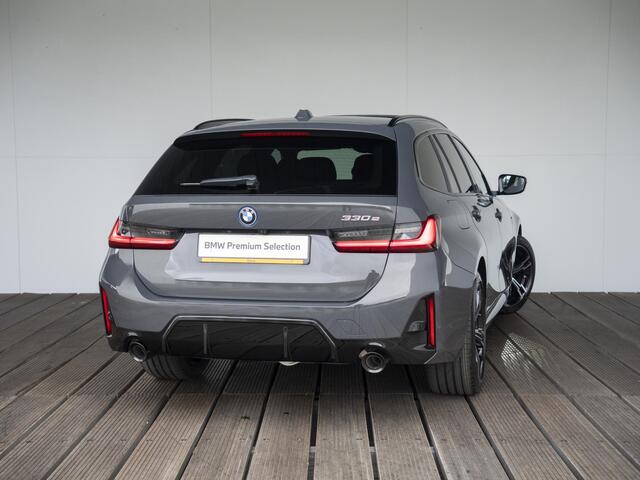 BMW 3-SERIE 330e Touring | M Sportpakket Pro | Driving Assistant Professional | Panoramadak | HIFI | 18 inch | Trekhaak