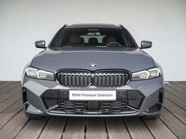 BMW 3-SERIE 330e Touring | M Sportpakket Pro | Driving Assistant Professional | Panoramadak | HIFI | 18 inch | Trekhaak