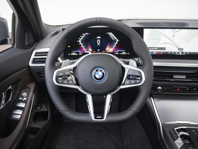 BMW 3-SERIE 330e Touring | M Sportpakket Pro | Driving Assistant Professional | Panoramadak | HIFI | 18 inch | Trekhaak