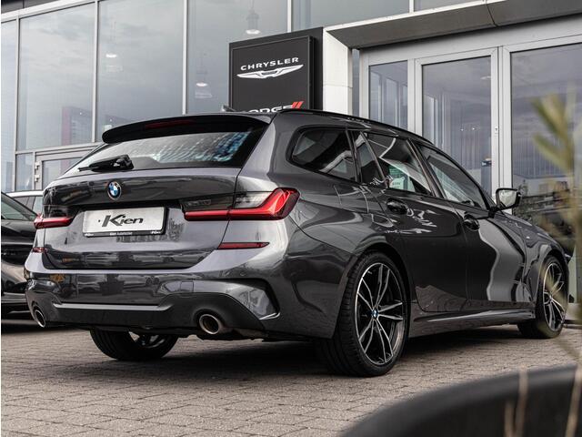 BMW 3-SERIE Touring 320i High Executive Edition | Pano | Luxe Lederen Bekleding | Stoelverwarming | ACC | PDC |