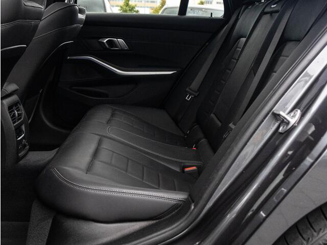 BMW 3-SERIE Touring 320i High Executive Edition | Pano | Luxe Lederen Bekleding | Stoelverwarming | ACC | PDC |