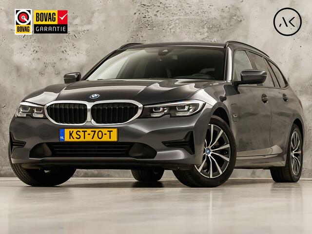 BMW 3-SERIE Touring 320e High Executive 204Pk Automaat (APPLE CARPLAY, M STUUR, GROOT NAVI, STOELVERWARMING, CAMERA, LEDER, SPORTSTOELEN, GETINT GLAS, ZWART HEMEL, NIEUWE APK, NIEUWSTAAT)