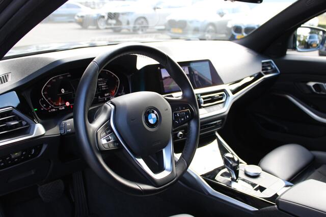 BMW 3-SERIE Touring 318i Executive Sport Line Automaat / Trekhaak / Sportstoelen / Achteruitrijcamera / Live Cockpit Professional / PDC
