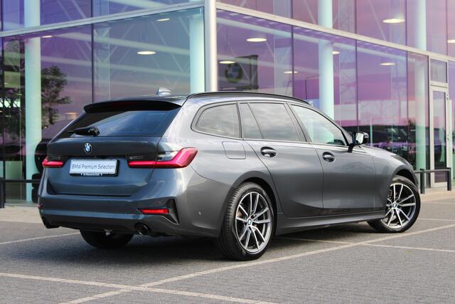 BMW 3-SERIE Touring 318i Executive Sport Line Automaat / Trekhaak / Sportstoelen / Achteruitrijcamera / Live Cockpit Professional / PDC