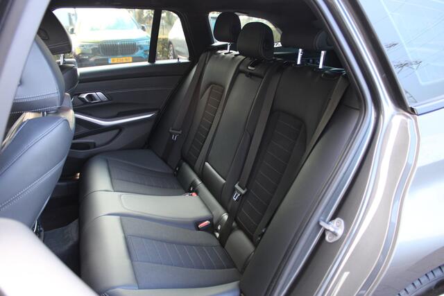 BMW 3-SERIE Touring 318i Executive Sport Line Automaat / Trekhaak / Sportstoelen / Achteruitrijcamera / Live Cockpit Professional / PDC