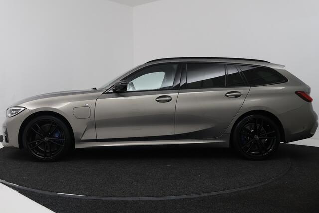 BMW 3-SERIE Touring 330e Edition M Sport Plus (PANORAMADAK, STOELVERWARMING, CARPLAY, CAMERA, DEALER ONDERHOUDEN)