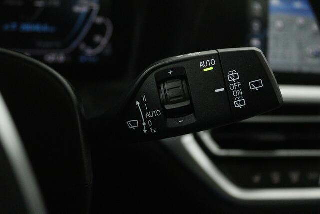 BMW 3-SERIE Touring 330e Edition M Sport Plus (PANORAMADAK, STOELVERWARMING, CARPLAY, CAMERA, DEALER ONDERHOUDEN)