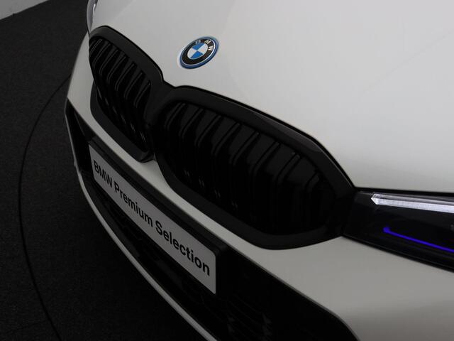 BMW 3-SERIE Touring 330e M Sport Edition | M Sportpakket Pro | Innovation Pack | Comfort Pack | Stuurwielrand verwarmd | Trekhaak | Driving Assistant | Active Cruise Control | Harman Kardon | 19''
