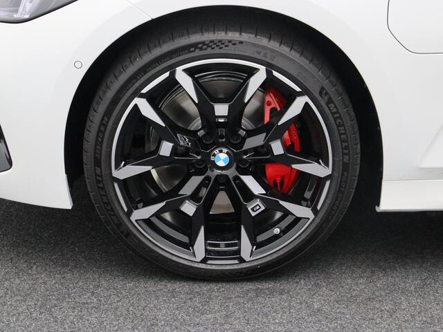 BMW 3-SERIE Touring 330e M Sport Edition | M Sportpakket Pro | Innovation Pack | Comfort Pack | Stuurwielrand verwarmd | Trekhaak | Driving Assistant | Active Cruise Control | Harman Kardon | 19''