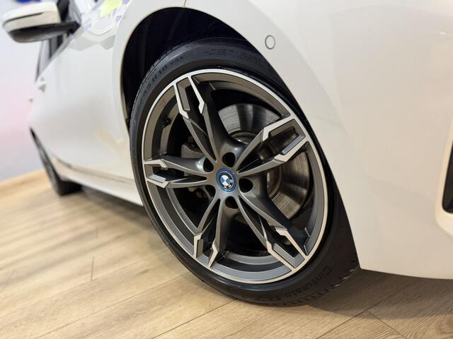 BMW 3-SERIE 320e Incl garantie! | Airco ECC | Mokka Leer | Camera | Sportstoelen | Apple Carplay Android Auto | Cruise Control | 18" Velgen | Isofix | NAP |