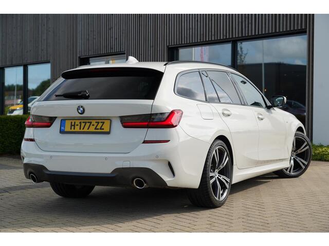 BMW 3-SERIE Touring 318i High Executive M | M Pakket | Sportonderstel | Sfeerverlichting | Shadow Line | Stoelverwarming | LED | Dealer onde