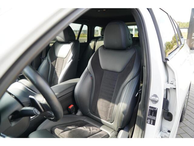 BMW 3-SERIE Touring 318i High Executive M | M Pakket | Sportonderstel | Sfeerverlichting | Shadow Line | Stoelverwarming | LED | Dealer onde