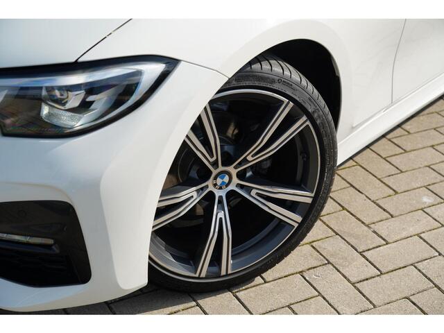 BMW 3-SERIE Touring 318i High Executive M | M Pakket | Sportonderstel | Sfeerverlichting | Shadow Line | Stoelverwarming | LED | Dealer onde