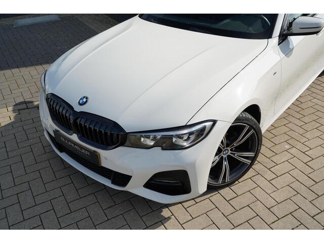BMW 3-SERIE Touring 318i High Executive M | M Pakket | Sportonderstel | Sfeerverlichting | Shadow Line | Stoelverwarming | LED | Dealer onde