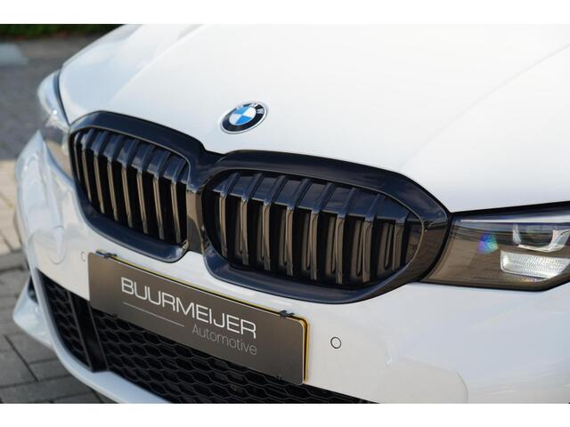 BMW 3-SERIE Touring 318i High Executive M | M Pakket | Sportonderstel | Sfeerverlichting | Shadow Line | Stoelverwarming | LED | Dealer onde