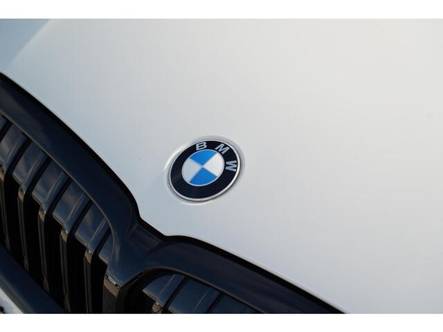BMW 3-SERIE Touring 318i High Executive M | M Pakket | Sportonderstel | Sfeerverlichting | Shadow Line | Stoelverwarming | LED | Dealer onde