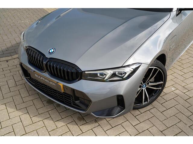 BMW 3-SERIE Touring 320e M Sport | SOH 95% | Shadow Line | Sfeerverlichting | Dealer onderhouden | Trekhaak | Panoramisch schuif/kanteldak |