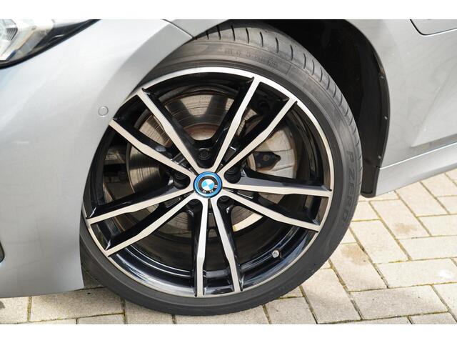 BMW 3-SERIE Touring 320e M Sport | SOH 95% | Shadow Line | Sfeerverlichting | Dealer onderhouden | Trekhaak | Panoramisch schuif/kanteldak |