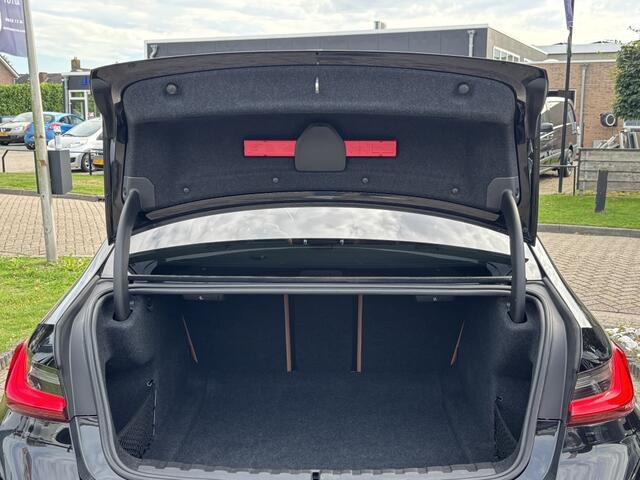 BMW 3-SERIE 330i High Executive Zwart 2019 Schuifdak Leer