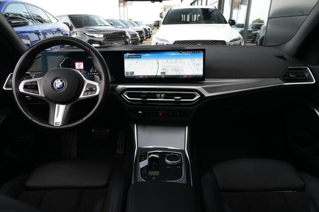 BMW 3-SERIE Touring 320e | 204 PK | M Sportpakket | Panoramadak | Head-up display | Achteruitrijcamera | BMW 3 Serie Touring 320e M Sport met 2.0 viercilinder benzinemotor en plug-in hybride aandrijving, voorzien van panoramadak, Head-up display, navigatiesysteem, Apple CarPlay/Android Auto, Par