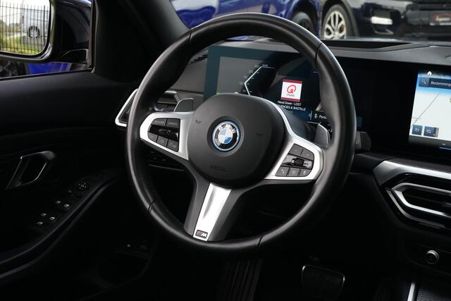 BMW 3-SERIE Touring 320e | 204 PK | M Sportpakket | Panoramadak | Head-up display | Achteruitrijcamera | BMW 3 Serie Touring 320e M Sport met 2.0 viercilinder benzinemotor en plug-in hybride aandrijving, voorzien van panoramadak, Head-up display, navigatiesysteem, Apple CarPlay/Android Auto, Par