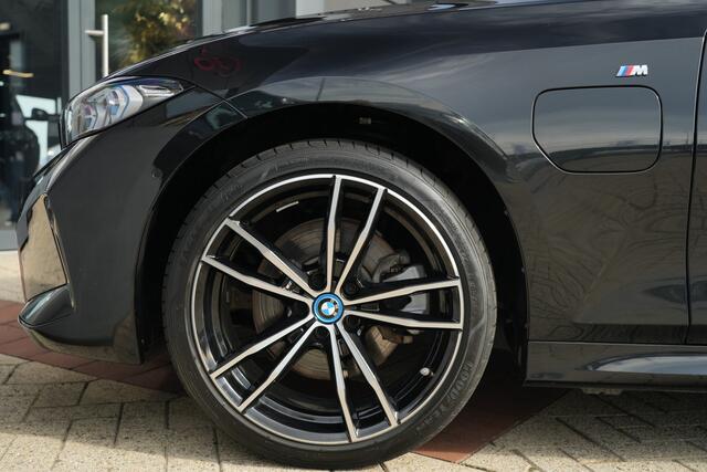 BMW 3-SERIE Touring 320e | 204 PK | M Sportpakket | Panoramadak | Head-up display | Achteruitrijcamera | BMW 3 Serie Touring 320e M Sport met 2.0 viercilinder benzinemotor en plug-in hybride aandrijving, voorzien van panoramadak, Head-up display, navigatiesysteem, Apple CarPlay/Android Auto, Par