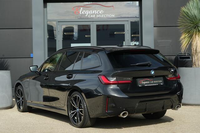 BMW 3-SERIE Touring 320e | 204 PK | M Sportpakket | Panoramadak | Head-up display | Achteruitrijcamera | BMW 3 Serie Touring 320e M Sport met 2.0 viercilinder benzinemotor en plug-in hybride aandrijving, voorzien van panoramadak, Head-up display, navigatiesysteem, Apple CarPlay/Android Auto, Par