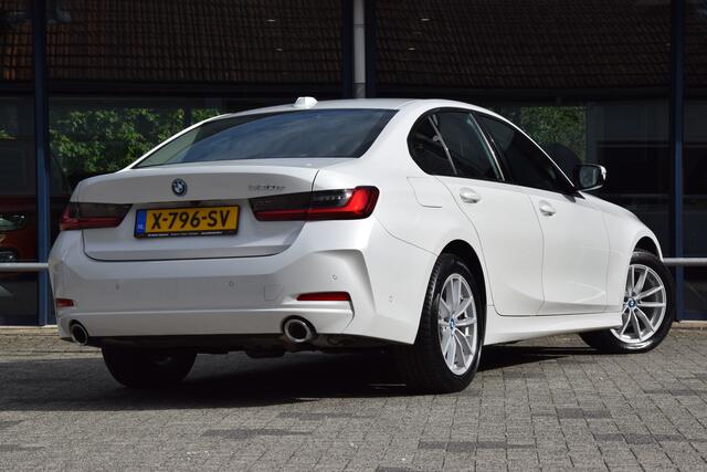 BMW 3-SERIE 320e Plug-in Hybrid 204PK | Org. NL | BOVAG Garantie | SOH 97% | Curved Display I Lederen interieur | Camera I Full LED | Apple Carplay/Android Auto | 17'' Velgen | All Season Banden |
