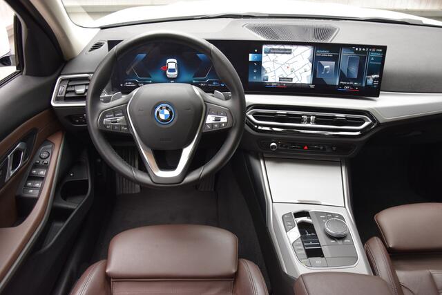 BMW 3-SERIE 320e Plug-in Hybrid 204PK | Org. NL | BOVAG Garantie | SOH 97% | Curved Display I Lederen interieur | Camera I Full LED | Apple Carplay/Android Auto | 17'' Velgen | All Season Banden |