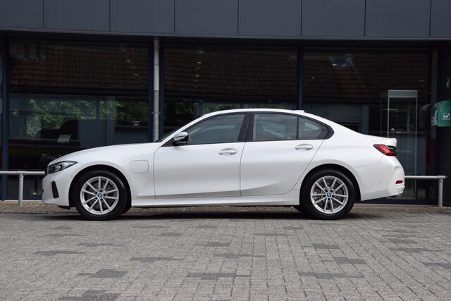 BMW 3-SERIE 320e Plug-in Hybrid 204PK | Org. NL | BOVAG Garantie | SOH 97% | Curved Display I Lederen interieur | Camera I Full LED | Apple Carplay/Android Auto | 17'' Velgen | All Season Banden |