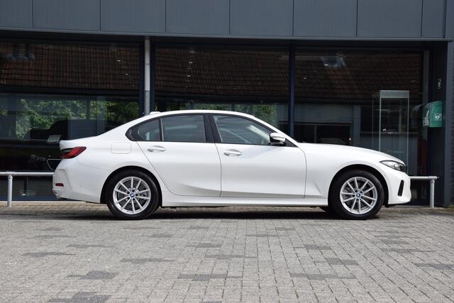 BMW 3-SERIE 320e Plug-in Hybrid 204PK | Org. NL | BOVAG Garantie | SOH 97% | Curved Display I Lederen interieur | Camera I Full LED | Apple Carplay/Android Auto | 17'' Velgen | All Season Banden |