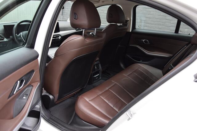 BMW 3-SERIE 320e Plug-in Hybrid 204PK | Org. NL | BOVAG Garantie | SOH 97% | Curved Display I Lederen interieur | Camera I Full LED | Apple Carplay/Android Auto | 17'' Velgen | All Season Banden |