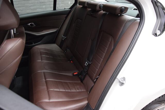 BMW 3-SERIE 320e Plug-in Hybrid 204PK | Org. NL | BOVAG Garantie | SOH 97% | Curved Display I Lederen interieur | Camera I Full LED | Apple Carplay/Android Auto | 17'' Velgen | All Season Banden |