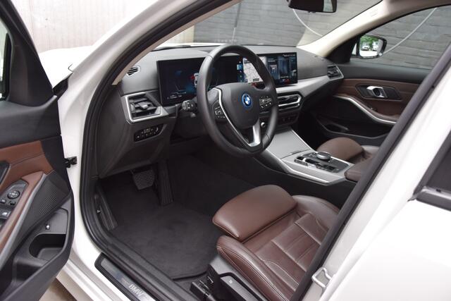 BMW 3-SERIE 320e Plug-in Hybrid 204PK | Org. NL | BOVAG Garantie | SOH 97% | Curved Display I Lederen interieur | Camera I Full LED | Apple Carplay/Android Auto | 17'' Velgen | All Season Banden |