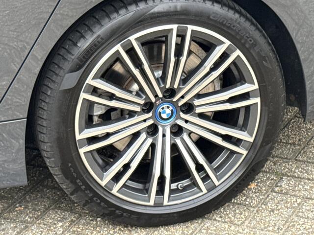 BMW 3-SERIE Touring 330e High Executive - HUD | Memory | Pano | Elektr. klep | Elektr. trekh. | Camera