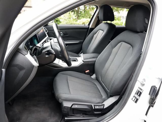 BMW 3-SERIE Touring 320i Business Edition 1e-Eig. & Dealer-Onderh. BOVAG-Garantie. NL-Auto.
