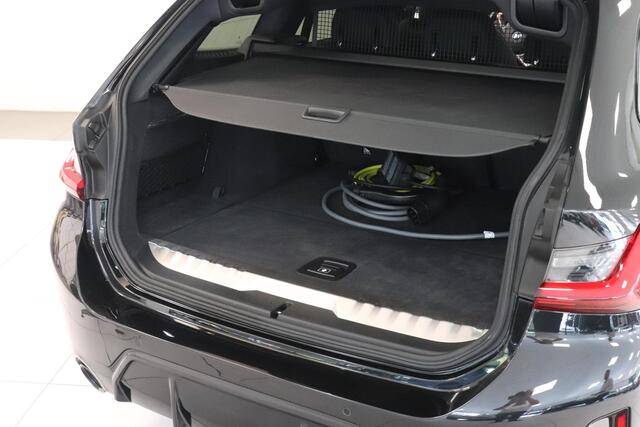 BMW 3-SERIE Touring 320e | M-Sport | Panoramadak | Memory | SoH 93,7% | Shadow line | Navigatie | AppleCarplay AndroidAuto | Cruise |