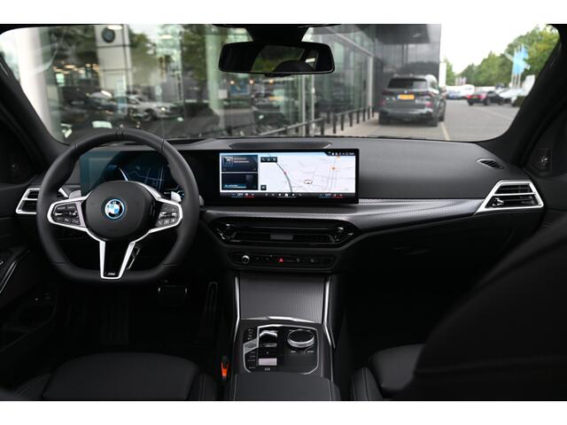 BMW 3-SERIE Touring 330e M Sport Automaat / Panoramadak / Trekhaak / Harman Kardon / Adaptieve LED / Parking Assistant Plus / Active Cruise Control / Comfort Access