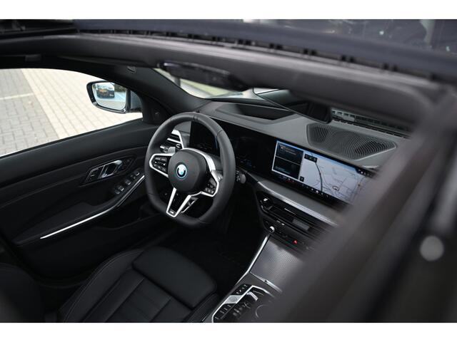 BMW 3-SERIE Touring 330e M Sport Automaat / Panoramadak / Trekhaak / Harman Kardon / Adaptieve LED / Parking Assistant Plus / Active Cruise Control / Comfort Access